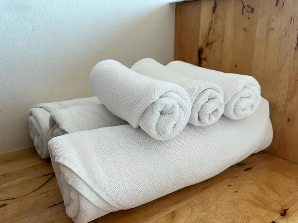 Close Neat Rolled White Cotton Towels Luxury Hotel Taking Shower — Foto de Stock