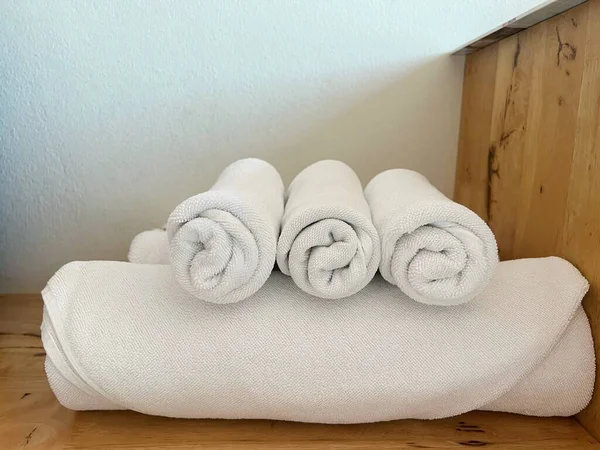 Λευκό Μαλακό Βαμβάκι Πετσέτες Στο Μπάνιο Του Ξενοδοχείου — Φωτογραφία Αρχείου