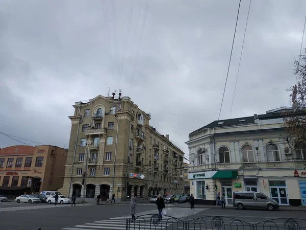 La ciudad de Jarkov, el casco antiguo, la ciudad nublada de otoño, edificios antiguos — Foto de Stock