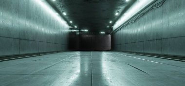 Açık çizgili ve Yansımalı Boş Yüksek Detaylı Beton Grunge Odası.