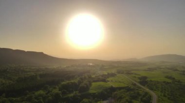 Yazın dağların üzerinden gün doğumu