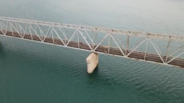 Kuş gözünden demiryolu köprüsü manzarası