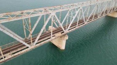 Kuş gözünden demiryolu köprüsü manzarası