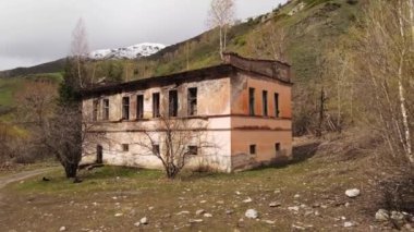 Dağlarda terk edilmiş bir ev.