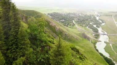 Çimenli ve dağlı manzara