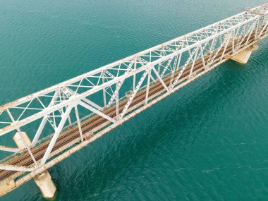 Sabah nehir üzerindeki köprü.