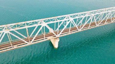 Sabah nehir üzerindeki köprü.