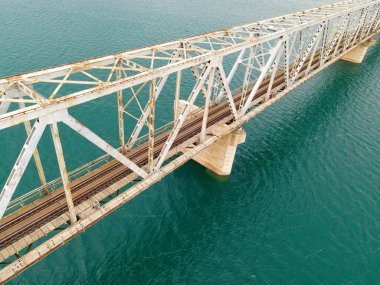 Sabah nehir üzerindeki köprü.