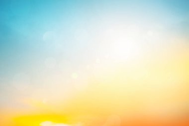 Rahatlatıcı açık hava tatil manzarası: Soyut bulanık güneş ışığı plajı bulanık bokeh arka plan retro etkisi ile sonbahar günbatımı gökyüzü mavi, beyaz ve turuncu sükunete sahiptir.