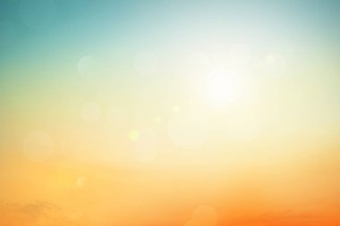 Rahatlatıcı açık hava tatil manzarası: Soyut bulanık güneş ışığı plajı bulanık bokeh arka plan retro etkisi ile sonbahar günbatımı gökyüzü mavi, beyaz ve turuncu sükunete sahiptir.