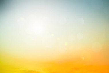 Rahatlatıcı açık hava tatil manzarası: Soyut bulanık güneş ışığı plajı bulanık bokeh arka plan retro etkisi ile sonbahar günbatımı gökyüzü mavi, beyaz ve turuncu sükunete sahiptir.