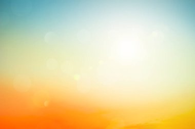 Rahatlatıcı açık hava tatil manzarası: Soyut bulanık güneş ışığı plajı bulanık bokeh arka plan retro etkisi ile sonbahar günbatımı gökyüzü mavi, beyaz ve turuncu sükunete sahiptir.