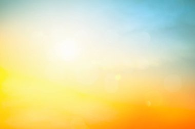 Rahatlatıcı açık hava tatil manzarası: Soyut bulanık güneş ışığı plajı bulanık bokeh arka plan retro etkisi ile sonbahar günbatımı gökyüzü mavi, beyaz ve turuncu sükunete sahiptir.