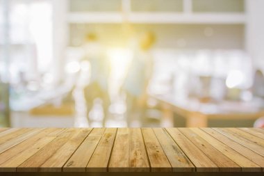 Plank ahşap masa üstü ve iç bina afişi arkaplanındaki bulanık soyut arkaplan, masa bulanıklığı, işyerindeki ve mutfaktaki tezgahtarlar - ürünlerinizi veya ürünlerinizi sergilemek için kullanılabilir.