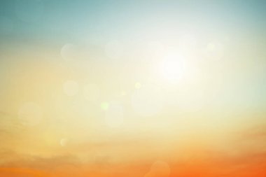 Rahatlatıcı açık hava tatil manzarası: Soyut bulanık güneş ışığı plajı bulanık bokeh arka plan retro etkisi ile sonbahar günbatımı gökyüzü mavi, beyaz ve turuncu sükunete sahiptir.