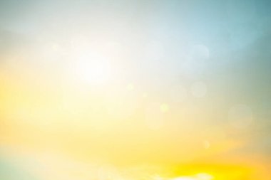 Rahatlatıcı açık hava tatil manzarası: Soyut bulanık güneş ışığı plajı bulanık bokeh arka plan retro etkisi ile sonbahar günbatımı gökyüzü mavi, beyaz ve turuncu sükunete sahiptir.