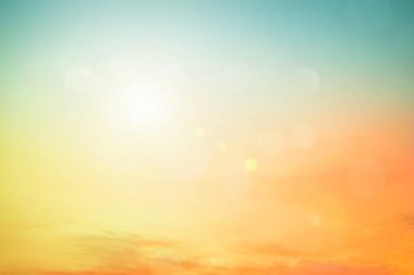 Rahatlatıcı açık hava tatil manzarası: Soyut bulanık güneş ışığı plajı bulanık bokeh arka plan retro etkisi ile sonbahar günbatımı gökyüzü mavi, beyaz ve turuncu sükunete sahiptir.