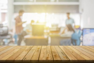 Plank ahşap masa üstü ve iç bina afişi arkaplanındaki bulanık soyut arkaplan, masa bulanıklığı, işyerindeki ve mutfaktaki tezgahtarlar - ürünlerinizi veya ürünlerinizi sergilemek için kullanılabilir.