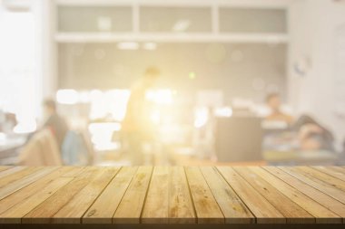 Plank ahşap masa üstü ve iç bina afişi arkaplanındaki bulanık soyut arkaplan, masa bulanıklığı, işyerindeki ve mutfaktaki tezgahtarlar - ürünlerinizi veya ürünlerinizi sergilemek için kullanılabilir.