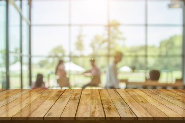 Bokeh Light Bulanık Restoran 'ın üst masası. Bulanık arkaplanın önündeki tahta boş masa. Kahve dükkanı ve mutfakta bulanık ahşap üzerine perspektif tahta sergi ya da montaj ürünleri için kullanılabilir.