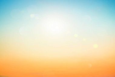 Rahatlatıcı açık hava tatil manzarası: Soyut bulanık güneş ışığı plajı bulanık bokeh arka plan retro etkisi ile sonbahar günbatımı gökyüzü mavi, beyaz ve turuncu sükunete sahiptir.