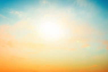 Rahatlatıcı açık hava tatil manzarası: Soyut bulanık güneş ışığı plajı bulanık bokeh arka plan retro etkisi ile sonbahar günbatımı gökyüzü mavi, beyaz ve turuncu sükunete sahiptir.