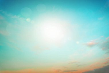 Rahatlatıcı açık hava tatil manzarası: Soyut bulanık güneş ışığı plajı bulanık bokeh arka plan retro etkisi ile sonbahar günbatımı gökyüzü mavi, beyaz ve turuncu sükunete sahiptir.