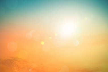 Rahatlatıcı açık hava tatil manzarası: Soyut bulanık güneş ışığı plajı bulanık bokeh arka plan retro etkisi ile sonbahar günbatımı gökyüzü mavi, beyaz ve turuncu sükunete sahiptir.