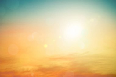 Rahatlatıcı açık hava tatil manzarası: Soyut bulanık güneş ışığı plajı bulanık bokeh arka plan retro etkisi ile sonbahar günbatımı gökyüzü mavi, beyaz ve turuncu sükunete sahiptir.