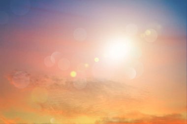 Rahatlatıcı açık hava tatil manzarası: Soyut bulanık güneş ışığı plajı bulanık bokeh arka plan retro etkisi ile sonbahar günbatımı gökyüzü mavi, beyaz ve turuncu sükunete sahiptir.