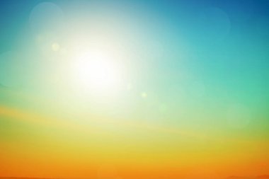 Rahatlatıcı açık hava tatil manzarası: Soyut bulanık güneş ışığı plajı bulanık bokeh arka plan retro etkisi ile sonbahar günbatımı gökyüzü mavi, beyaz ve turuncu sükunete sahiptir.