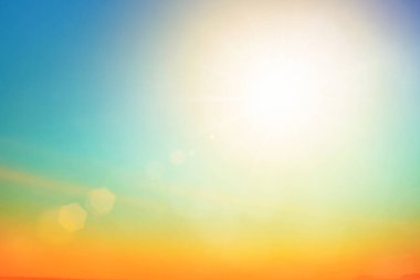 Rahatlatıcı açık hava tatil manzarası: Soyut bulanık güneş ışığı plajı bulanık bokeh arka plan retro etkisi ile sonbahar günbatımı gökyüzü mavi, beyaz ve turuncu sükunete sahiptir.