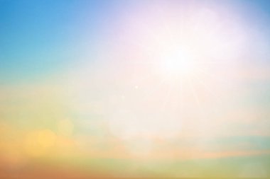 Rahatlatıcı açık hava tatil manzarası: Soyut bulanık güneş ışığı plajı bulanık bokeh arka plan retro etkisi ile sonbahar günbatımı gökyüzü mavi, beyaz ve turuncu sükunete sahiptir.