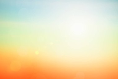 Rahatlatıcı açık hava tatil manzarası: Soyut bulanık güneş ışığı plajı bulanık bokeh arka plan retro etkisi ile sonbahar günbatımı gökyüzü mavi, beyaz ve turuncu sükunete sahiptir.