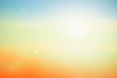 Rahatlatıcı açık hava tatil manzarası: Soyut bulanık güneş ışığı plajı bulanık bokeh arka plan retro etkisi ile sonbahar günbatımı gökyüzü mavi, beyaz ve turuncu sükunete sahiptir.