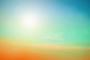 Rahatlatıcı açık hava tatil manzarası: Soyut bulanık güneş ışığı plajı bulanık bokeh arka plan retro etkisi ile sonbahar günbatımı gökyüzü mavi, beyaz ve turuncu sükunete sahiptir.