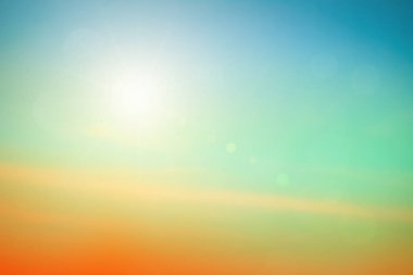 Rahatlatıcı açık hava tatil manzarası: Soyut bulanık güneş ışığı plajı bulanık bokeh arka plan retro etkisi ile sonbahar günbatımı gökyüzü mavi, beyaz ve turuncu sükunete sahiptir.