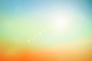 Rahatlatıcı açık hava tatil manzarası: Soyut bulanık güneş ışığı plajı bulanık bokeh arka plan retro etkisi ile sonbahar günbatımı gökyüzü mavi, beyaz ve turuncu sükunete sahiptir.