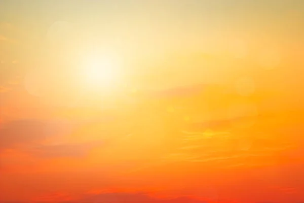 リラックスしたアウトドア休暇の風景のコンセプト 抽象的なぼやけた日差しのビーチレトロな効果を持つカラフルなぼやけたボケの背景秋の夕日の空は青 およびカラーオレンジ穏やかな明るいです — ストック写真