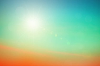 Rahatlatıcı açık hava tatil manzarası: Soyut bulanık güneş ışığı plajı bulanık bokeh arka plan retro etkisi ile sonbahar günbatımı gökyüzü mavi, beyaz ve turuncu sükunete sahiptir.