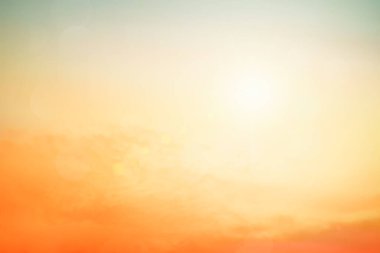 Rahatlatıcı açık hava tatil manzarası: Soyut bulanık güneş ışığı plajı bulanık bokeh arka plan retro etkisi ile sonbahar günbatımı gökyüzü mavi, beyaz ve turuncu sükunete sahiptir.