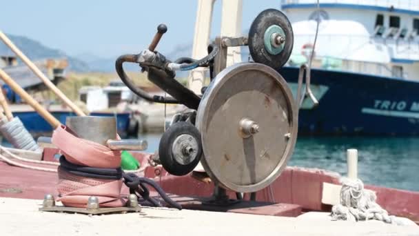 Original Mechanical Steering Wheel Small Motor Boat — Stock Video
