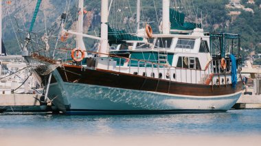 Old rusty propeller screw of sailing yacht before repair