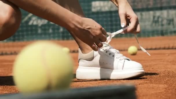 Κορίτσι Που Δένει Κορδόνια Στα Παπούτσια Του Τένις — Αρχείο Βίντεο