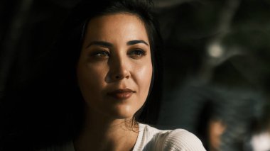 Gün batımındaki genç kızın portresi.