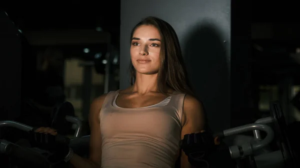 Девушка Занимается Физическими Упражнениями Тренажерном Зале Стоковое Фото