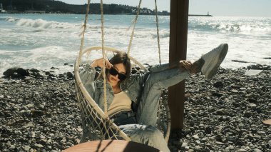 Kız sağ bacağı yukarıda sallanıyor.