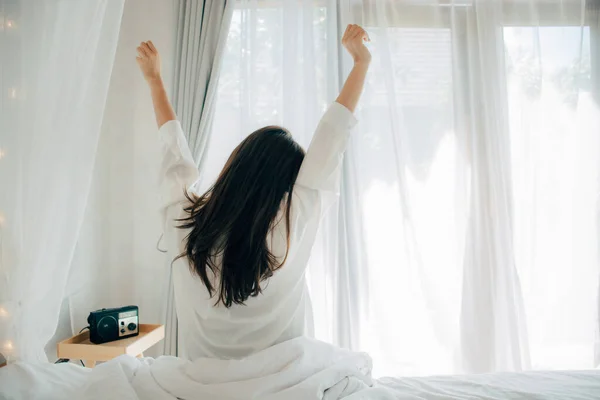 Joven Mujer Asiática Pijama Blanco Despertando Cama Sentada Cerca Gran — Foto de Stock