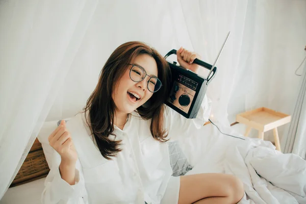 Vicces Fiatal Ázsiai Sugárzó Mosollyal Szemhéjában Retro Stílusú Rádiót Tartva — Stock Fotó