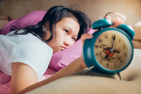 Menina Infeliz Acordar Cama Com Despertador Rapariga Manhã Estudantes Acordam — Fotografia de Stock